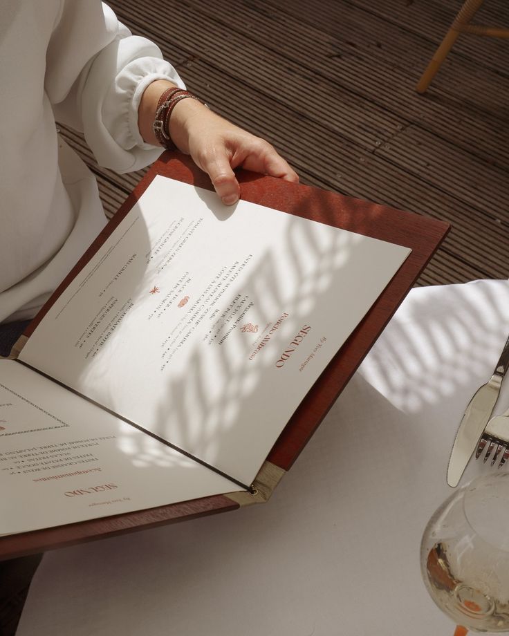 Una marca con identidad coherente no solo se ve mejor: se percibe mejor.